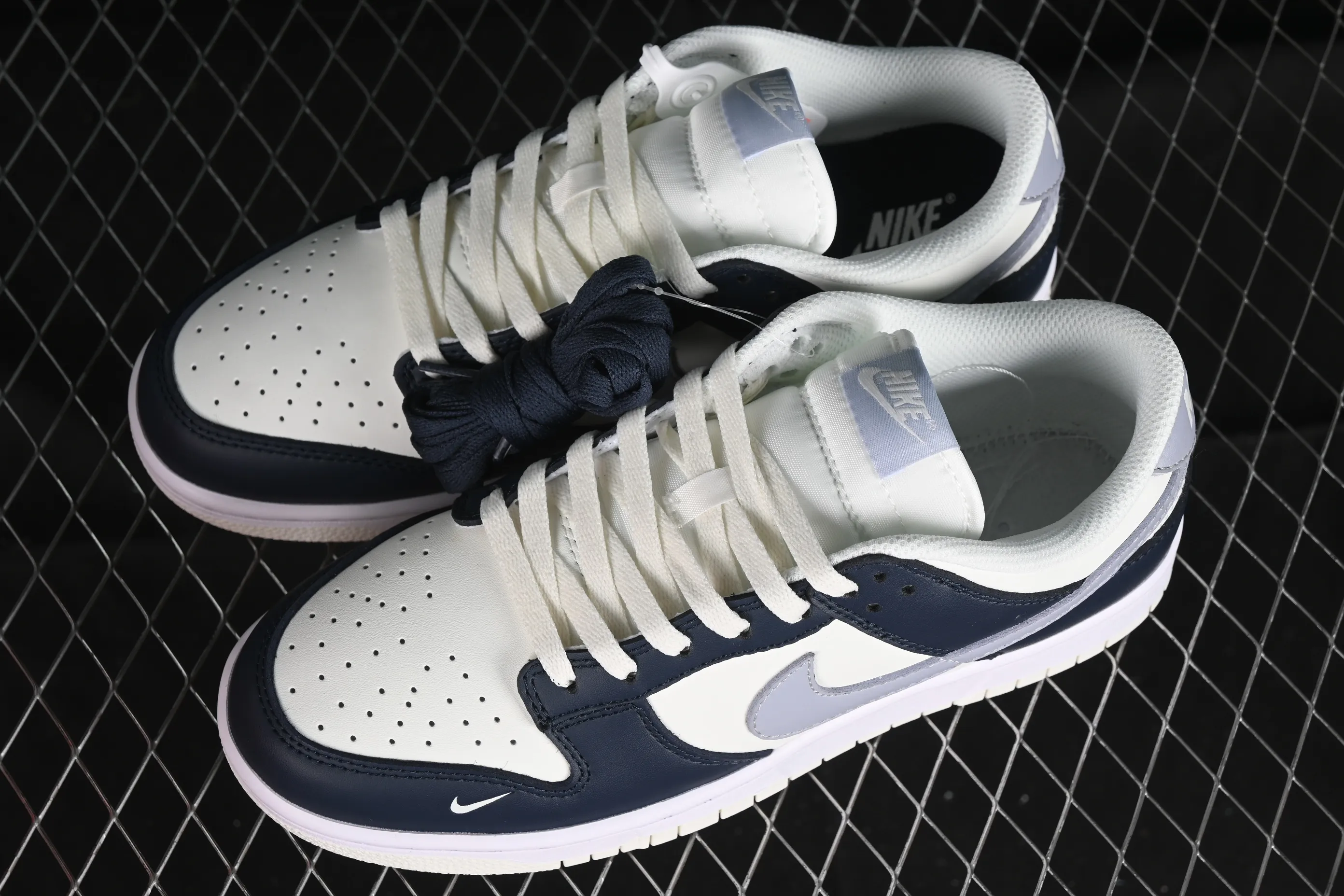All Categories Nk SB Dunk Series Nk SB Dunk Low Low-top sneakers Nk SB Dunk Low Simple blue color Low-top casual sports skateboard shoes HV2390-100